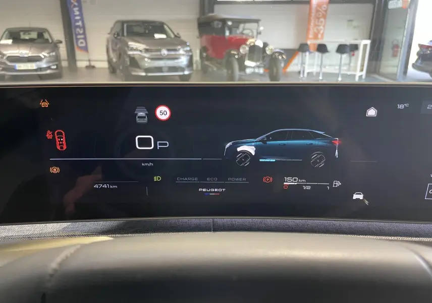 Vue intérieure du tableau de bord numérique du Peugeot 3008 gris foncé, affichant l'état hybride et la distance restante.
