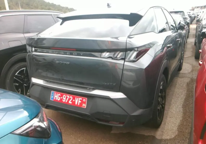 Vue 3/4 arrière droite du Peugeot 3008 gris foncé avec jantes alliage 19'' noir brillant et feux LED distinctifs.