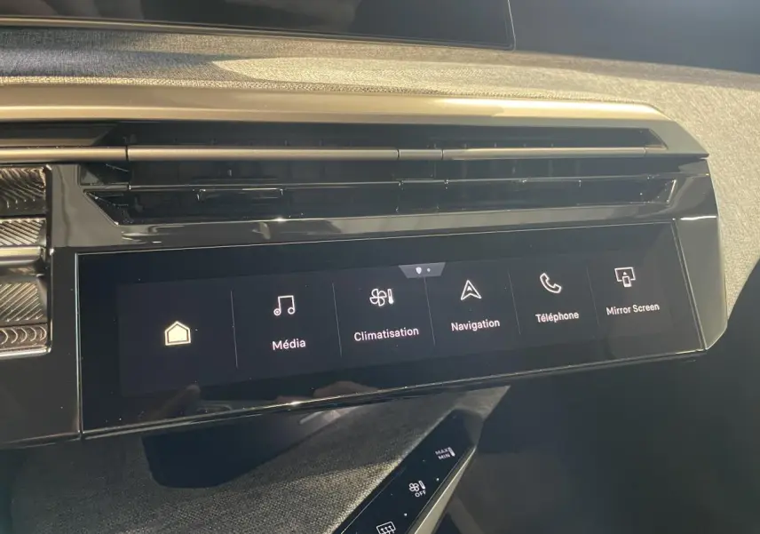 Écran tactile central et commande de climatisation dans l’habitacle du Peugeot 3008 hybride 2025 gris foncé.