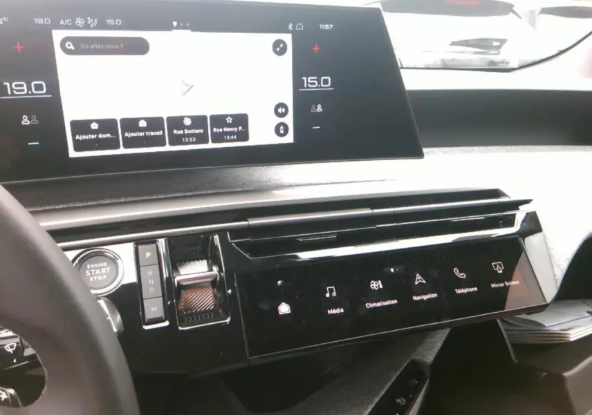 Vue intérieure du tableau de bord du Peugeot 3008 gris foncé 2025, avec écran tactile et commandes digitales.