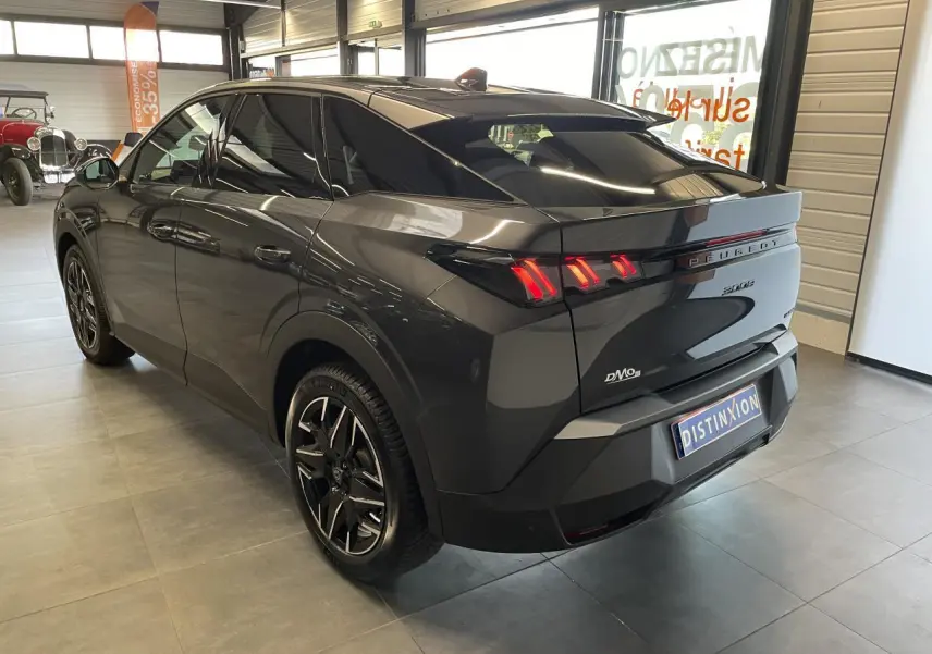 Vue 3/4 arrière droite d'un Peugeot 3008 gris foncé avec feux arrière LED 3 griffes et jantes alliage 19'' diamantées.
