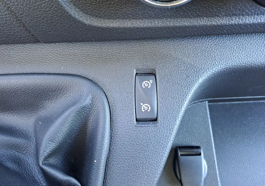 Détail intérieur du levier de vitesses et bouton de régulateur de vitesse du Nissan Interstar Chassis Cabine blanc 2024.