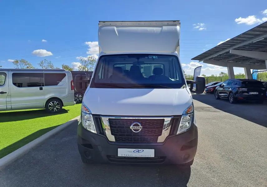Vue frontale d’un Nissan Interstar Châssis Cabine blanc 2024 avec calandre noire et pare-chocs avant noir.
