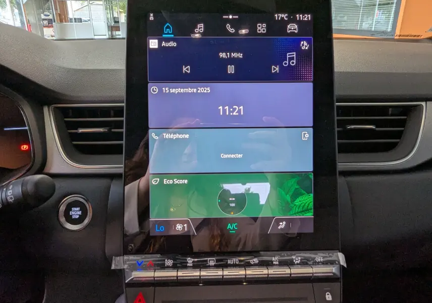 Écran tactile central du tableau de bord du Renault Captur E-Tech 2025, avec commandes climatisation et démarrage moteur.
