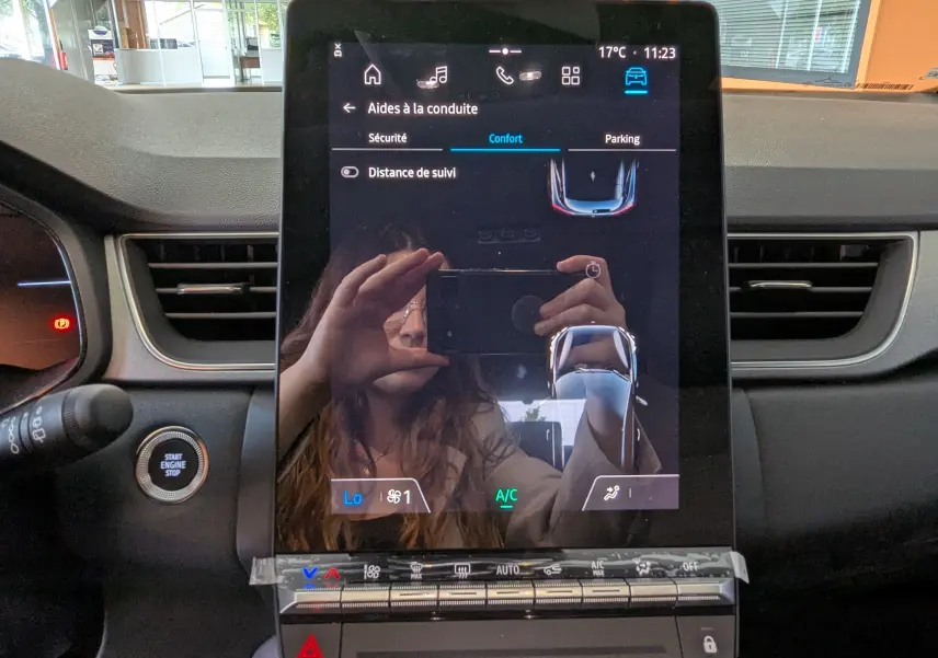 Écran tactile central du tableau de bord du Renault Captur E-Tech 2025, affichant les aides à la conduite.