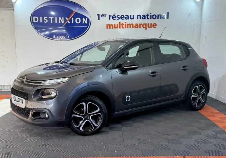 Citroën C3 gris clair vue 3/4 avant droit avec protections latérales Airbump et jantes noires dessinées.