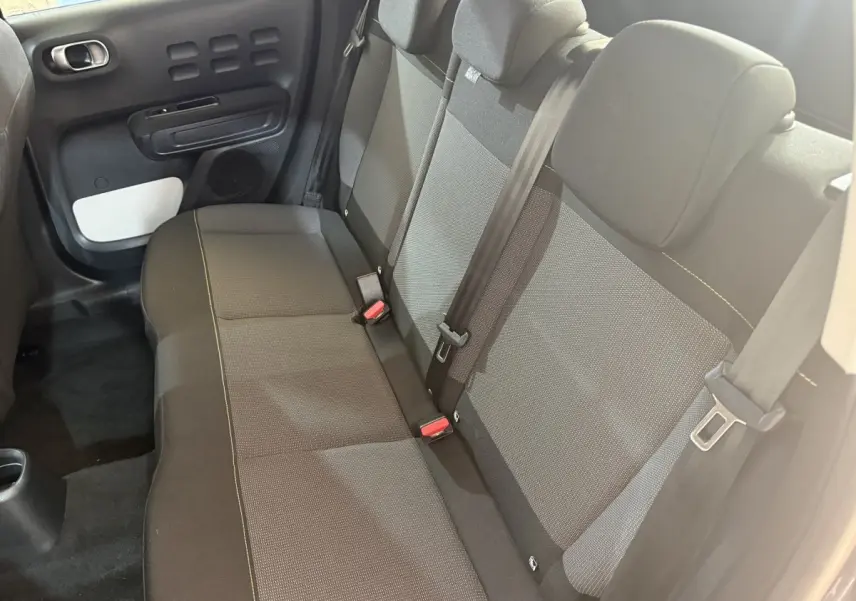 Vue intérieure côté droit sur la banquette arrière grise de la Citroën C3 2019 avec ceintures et appuie-têtes visibles.