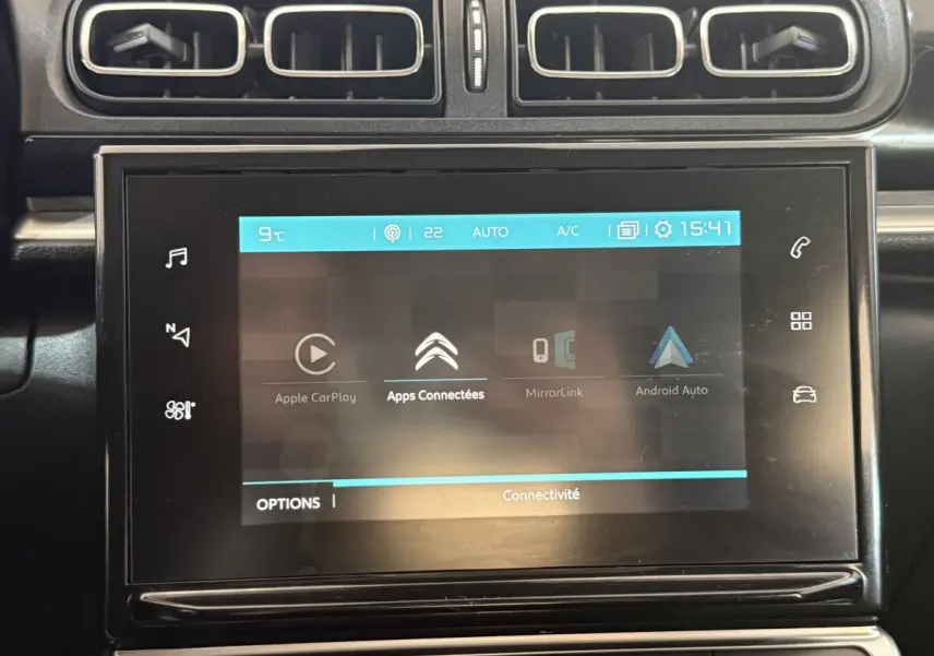 Écran tactile central affichant les options Apple CarPlay et Android Auto dans le tableau de bord d'une Citroën C3 2019.