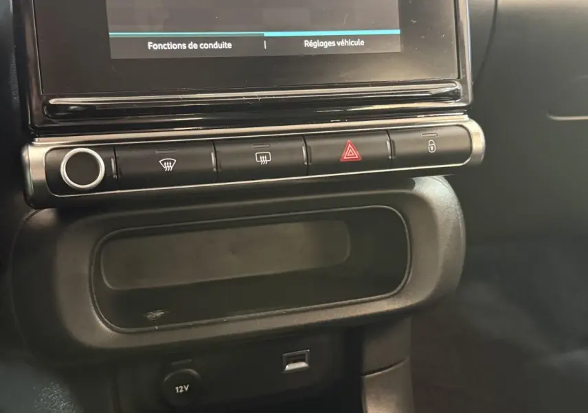 Détail de la console centrale avec écran tactile et boutons de commande sur une Citroën C3 gris clair 2019.