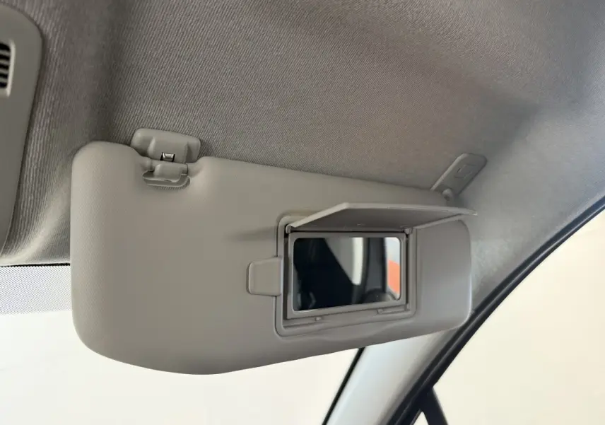 Miroir de courtoisie ouvert sur pare-soleil gris clair côté conducteur dans l'habitacle d'une Citroën C3 2019.