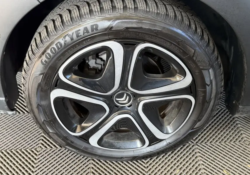 Gros plan sur la roue avant droite grise de la Citroën C3 2019 avec jante alliage noire et argent Goodyear.