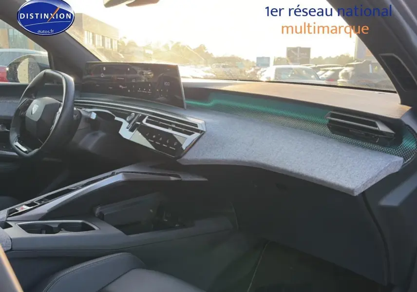 Intérieur avant droit du Peugeot 3008 gris 2025 avec tableau de bord moderne et volant multifonction cuir.