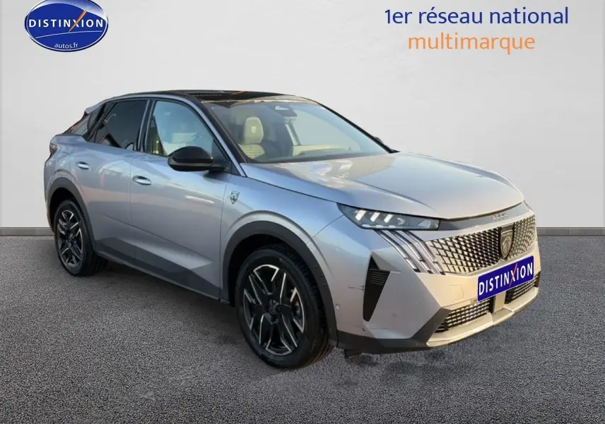 Peugeot 3008 gris 3/4 avant droit avec calandre distinctive et jantes alliage noires.