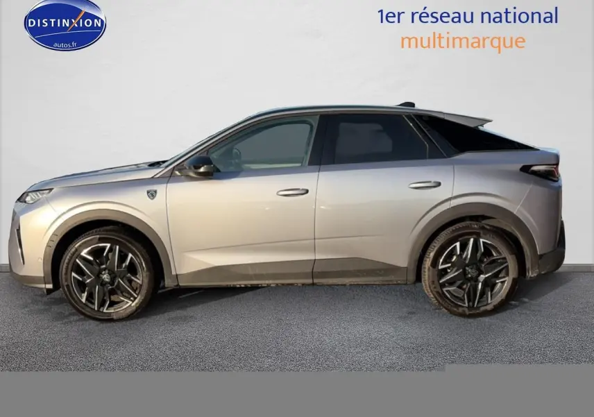 Vue latérale droite d’un Peugeot 3008 gris 2025 avec toit noir et jantes alliage noires distinctives.