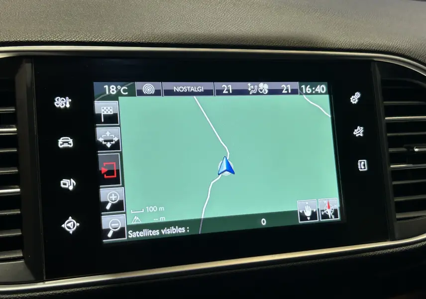 Écran GPS central allumé dans le tableau de bord noir d’une Peugeot 308 1.6 BlueHDi 2017, affichant une carte simple.
