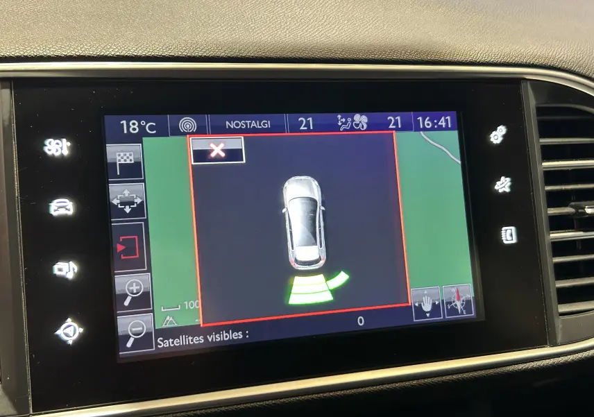 Écran tactile du système GPS et radar de recul de la Peugeot 308 GT Line noir, vue frontale du tableau de bord.