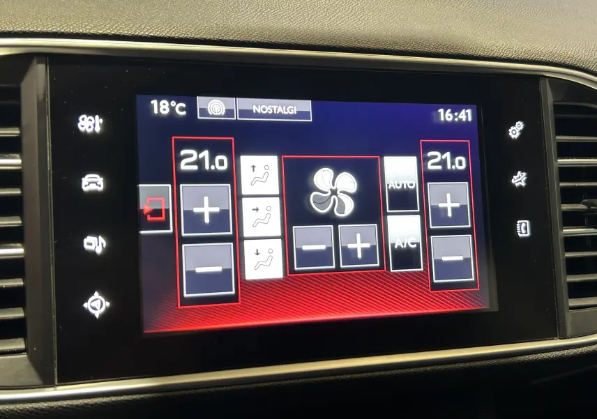 Écran tactile central du tableau de bord de la Peugeot 308 noir, affichant la climatisation réglée à 21°C côté conducteur et passager.