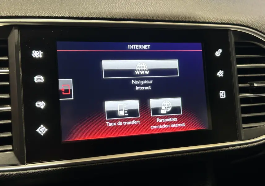 Écran tactile central de la Peugeot 308 GT Line 2017 affichant le menu Internet avec options de navigation et paramètres.