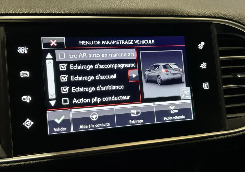Écran tactile du menu de paramétrage véhicule montrant une Peugeot 308 grise en vue 3/4 arrière droite.