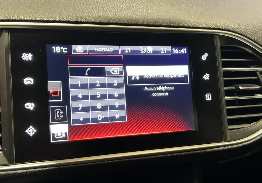 Écran tactile central de la Peugeot 308 GT Line 2017 affichant le menu de connexion téléphonique, entouré de commandes tactiles.