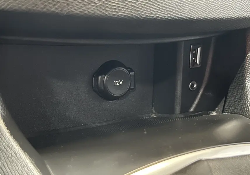 Prise 12V et port USB en gros plan dans l’habitacle noir de la Peugeot 308 GT Line 2017.