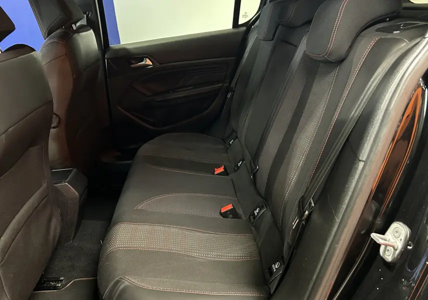 Vue côté droit de la banquette arrière noire avec surpiqûres rouges dans l’habitacle d’une Peugeot 308 GT Line 2017.