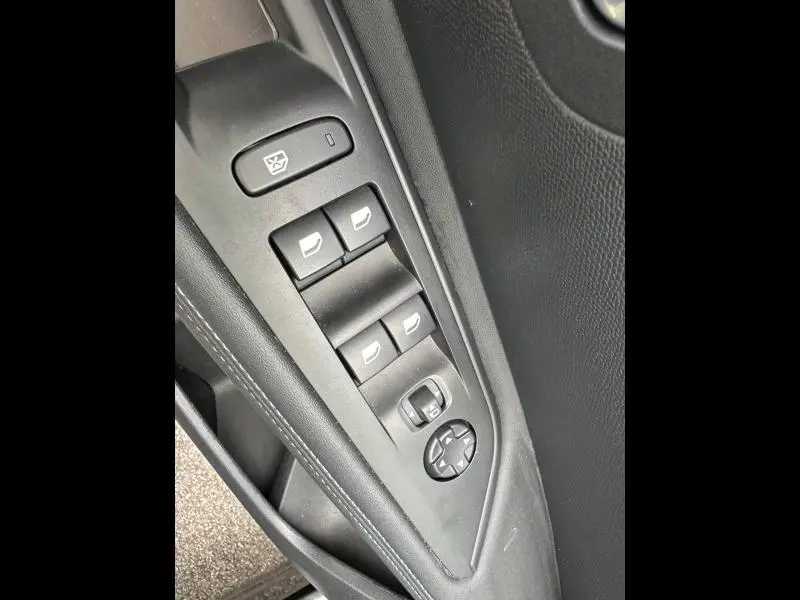 Gros plan sur les commandes de lève-vitres et rétroviseurs côté conducteur du Peugeot 3008 noir Perla Nera.