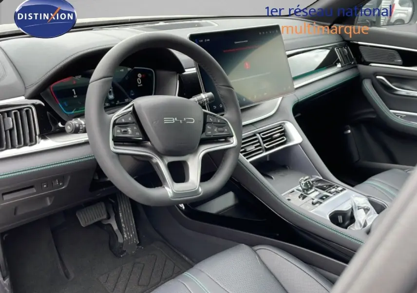 Vue intérieure côté conducteur du BYD SEAL U 2026, tableau de bord et écran tactile avec finitions en cuir noir.