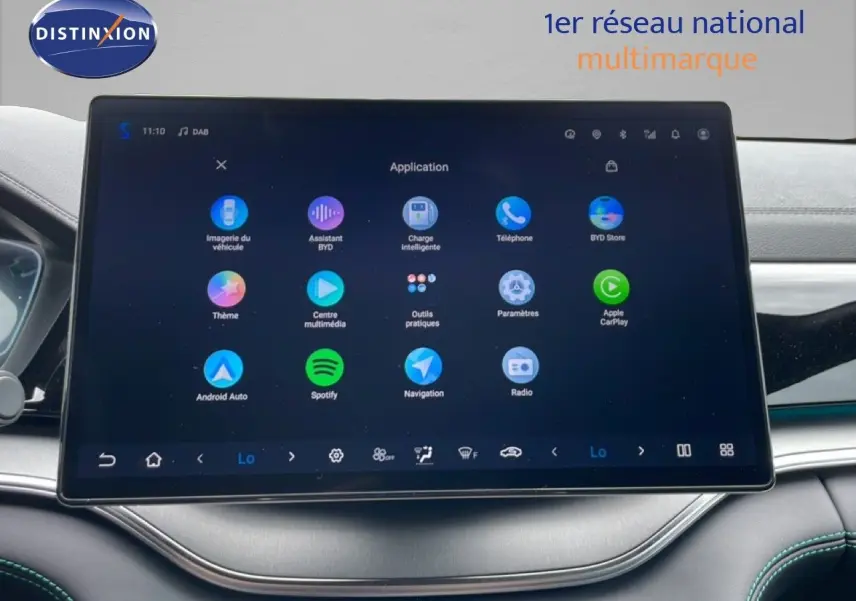 Écran tactile central du tableau de bord du BYD SEAL U 2026 affichant les applications multimédia et connectivité.