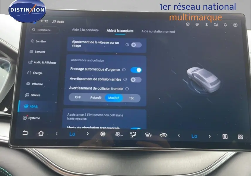 Écran tactile central du BYD SEAL U 2026 affichant les options d’aide à la conduite dans un intérieur noir.