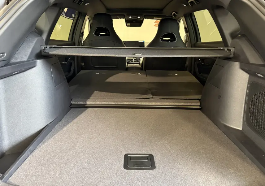 Vue intérieure du coffre du BYD SEAL U 2026 avec banquette arrière rabattue et sellerie noire visible depuis l'arrière.