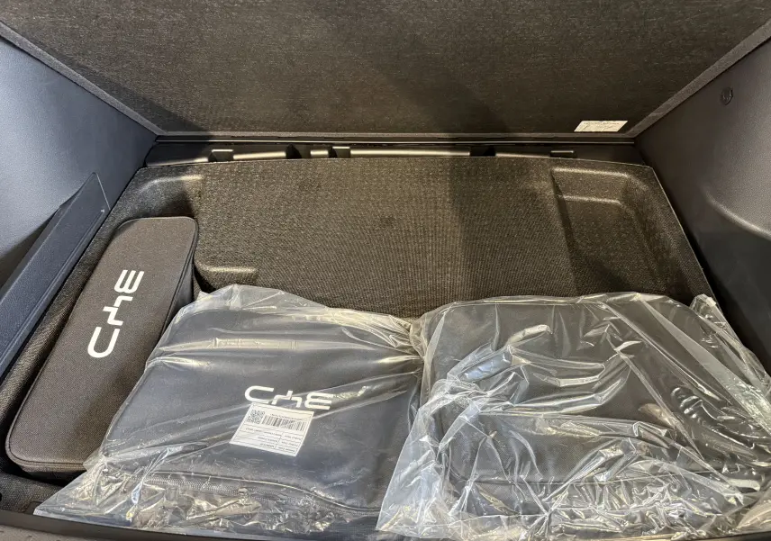 Coffre ouvert du BYD SEAL U 2026, vue plongeante sur rangement avec accessoires noirs sous plastique.
