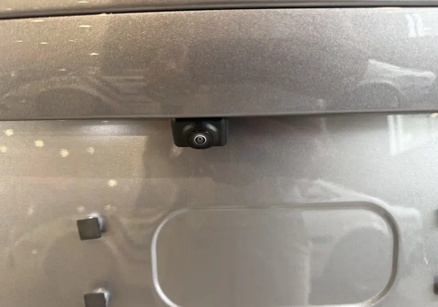 Gros plan sur la caméra de recul intégrée à la malle arrière du BYD SEAL U gris métallisé.