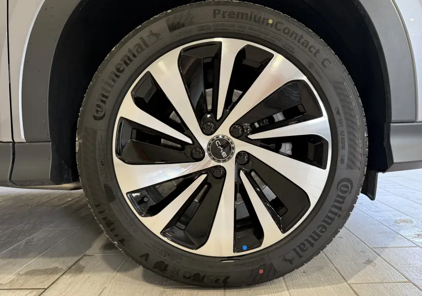 Gros plan sur la roue avant droite du BYD SEAL U 2026 en TIME GREY METAL, jante alliage bicolore et pneu Continental.