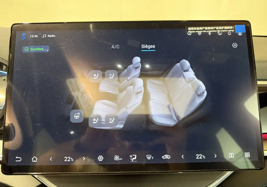 Écran tactile intérieur affichant le réglage des sièges chauffants et ventilés du BYD SEAL U en vue 3D.