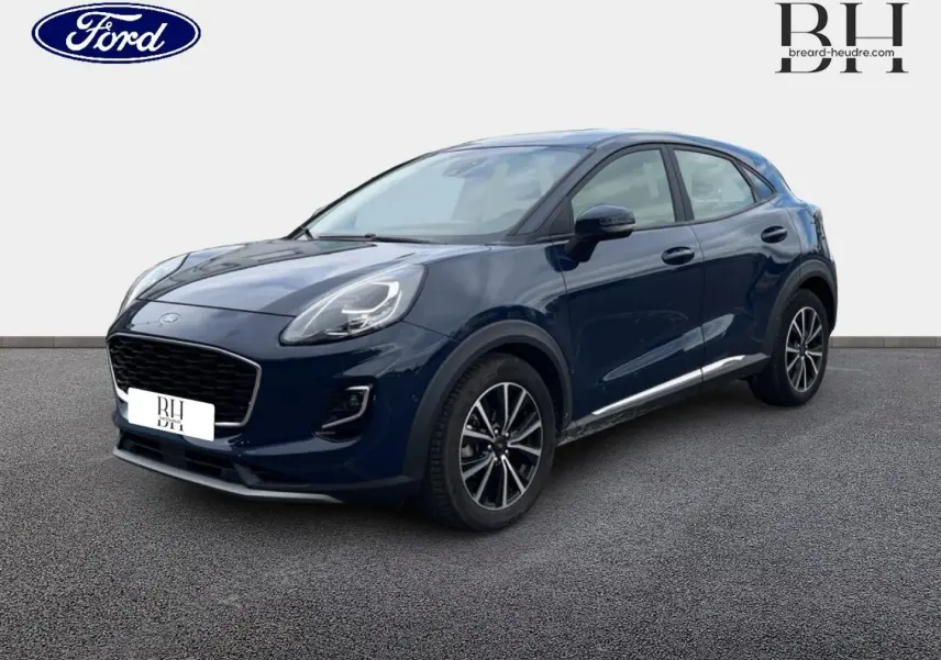 Ford Puma bleu Abysse en 3/4 avant droit avec jantes alliage noires et détails chromés sur bas de caisse.