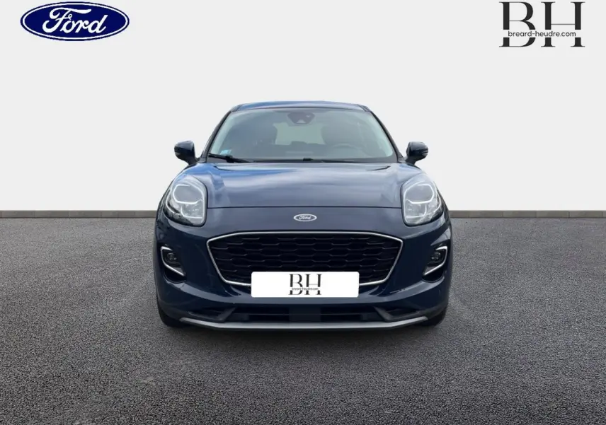Vue frontale d'un Ford Puma 2023 bleu Abysse avec calandre noire et feux LED arrondis.