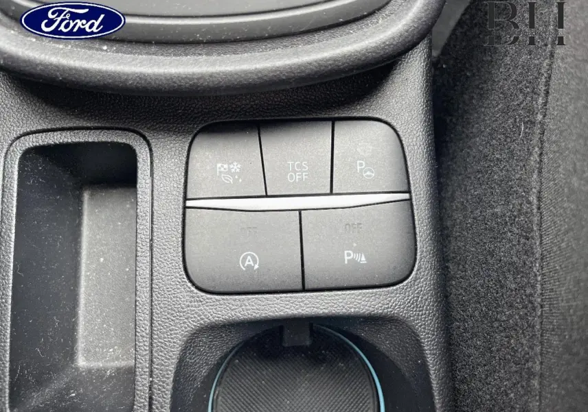Gros plan sur les commandes de la console centrale du Ford Puma 2023, avec boutons de parking et assistance au démarrage.