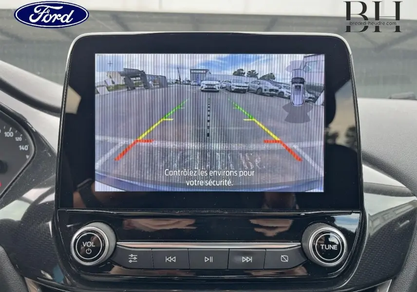 Écran tactile central du Ford Puma 2023 montrant la caméra de recul avec lignes de guidage colorées.