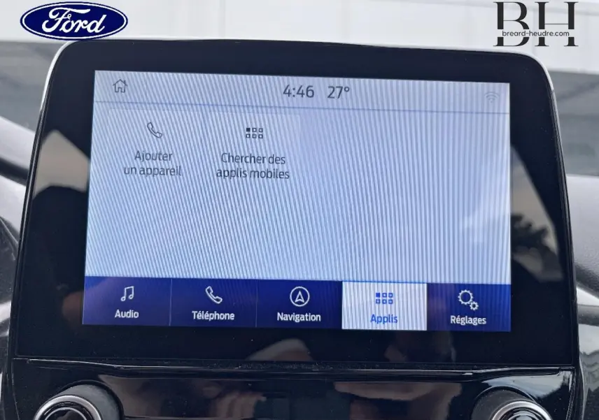 Écran tactile central du Ford Puma 2023 affichant le menu applications, avec interface claire et boutons de commande audio.