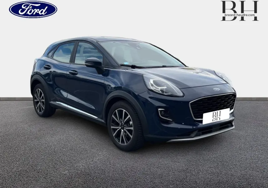 Ford Puma bleu Abysse en 3/4 avant droit, avec jantes alliage noires et calandre imposante noire.