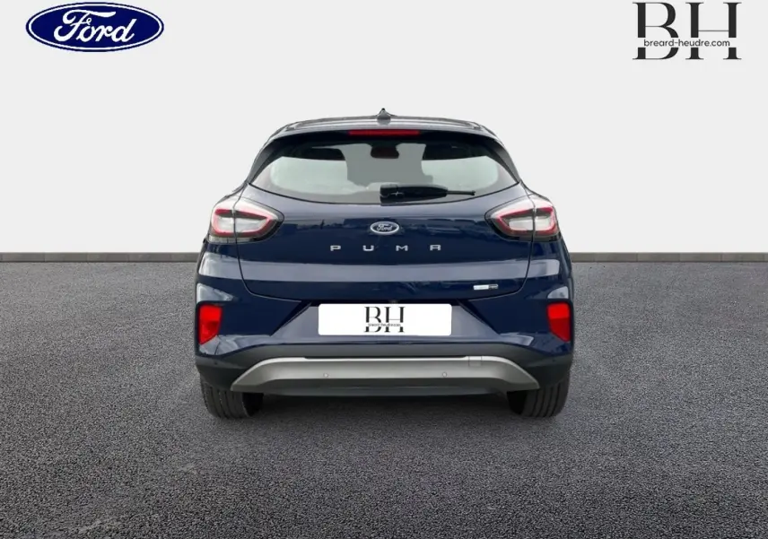 Vue arrière d'un Ford Puma bleu Abysse 2023 avec feux LED et becquet arrière distinctif.