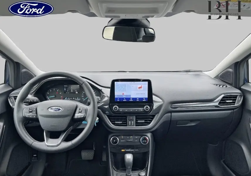 Vue intérieure avant du Ford Puma 2023 bleu, montrant le volant multifonction et l’écran tactile central.