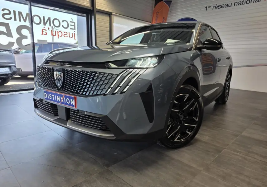 Peugeot 3008 bleu clair en 3/4 avant droit, avec calandre noire à motif diamanté et jantes alliage noires brillantes.