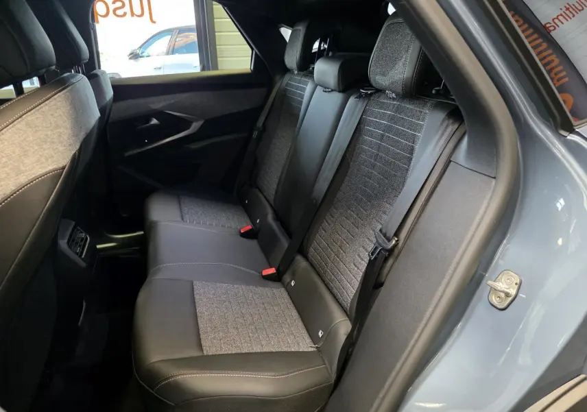 Vue intérieure côté droit sur la banquette arrière du Peugeot 3008 2025 en bleu clair avec sellerie mixte tissu et cuir.