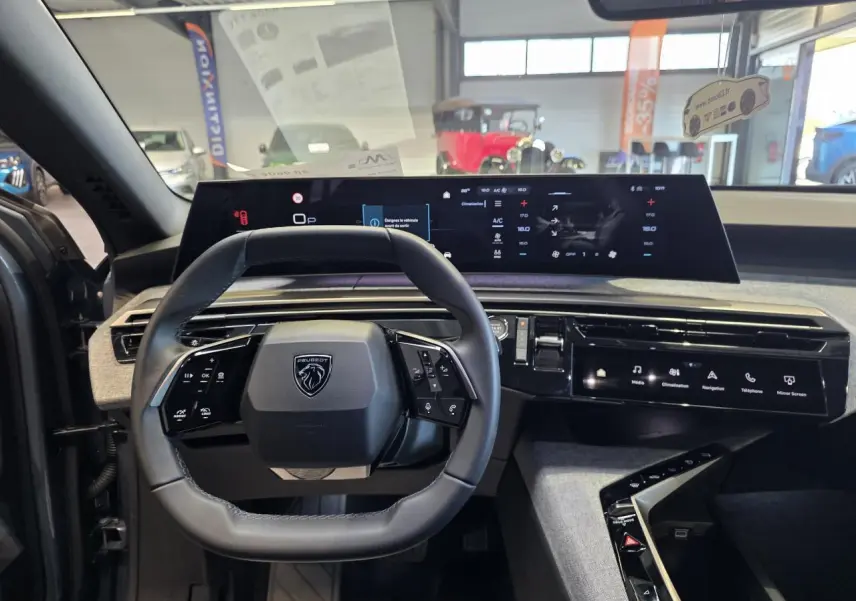 Intérieur du Peugeot 3008 2025 vue de face sur le volant compact et l'écran incurvé panoramique noir.