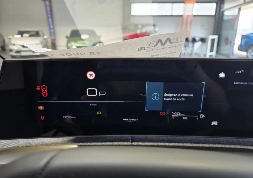 Tableau de bord numérique du Peugeot 3008 hybride 2025 avec affichage d'alerte et informations de conduite.