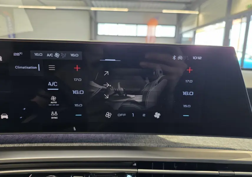 Écran tactile du tableau de bord du Peugeot 3008 Hybrid 2025 montrant les réglages de climatisation intérieure.