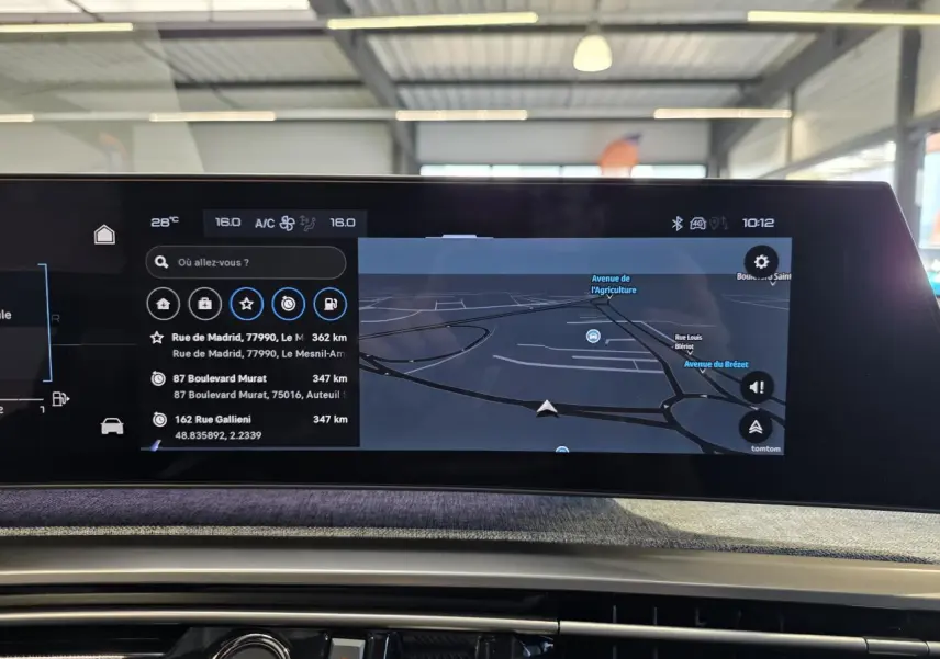 Écran tactile de navigation Peugeot i-Cockpit panoramique dans un Peugeot 3008 bleu clair, vue intérieure avant.
