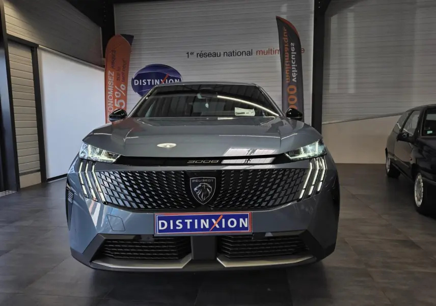Vue avant frontale du Peugeot 3008 2025 bleu clair avec calandre noire et feux LED à griffes distinctifs.